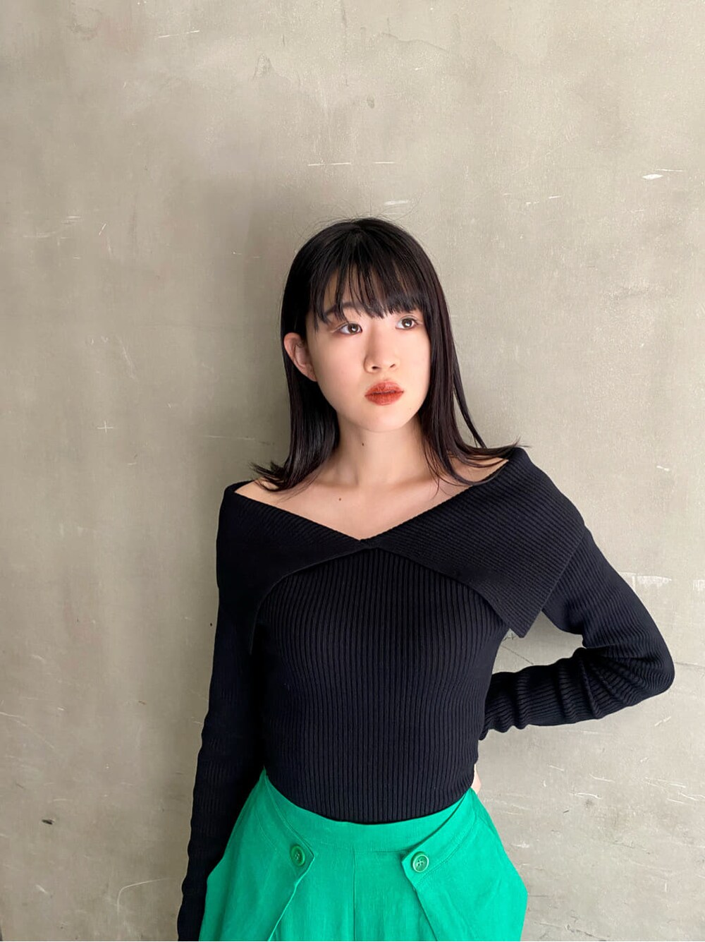 グリーン系のその他パンツ、ブラック系のニット/セーターを着用したレディースの冬コーディネートの3枚目の写真