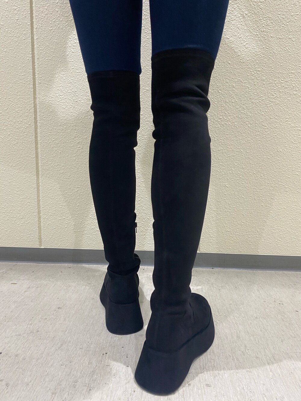 ブルー系のデニムパンツ、グレー系のブルゾン、ブラック系のニット/セーターを着用したレディースの冬コーディネートの8枚目の写真