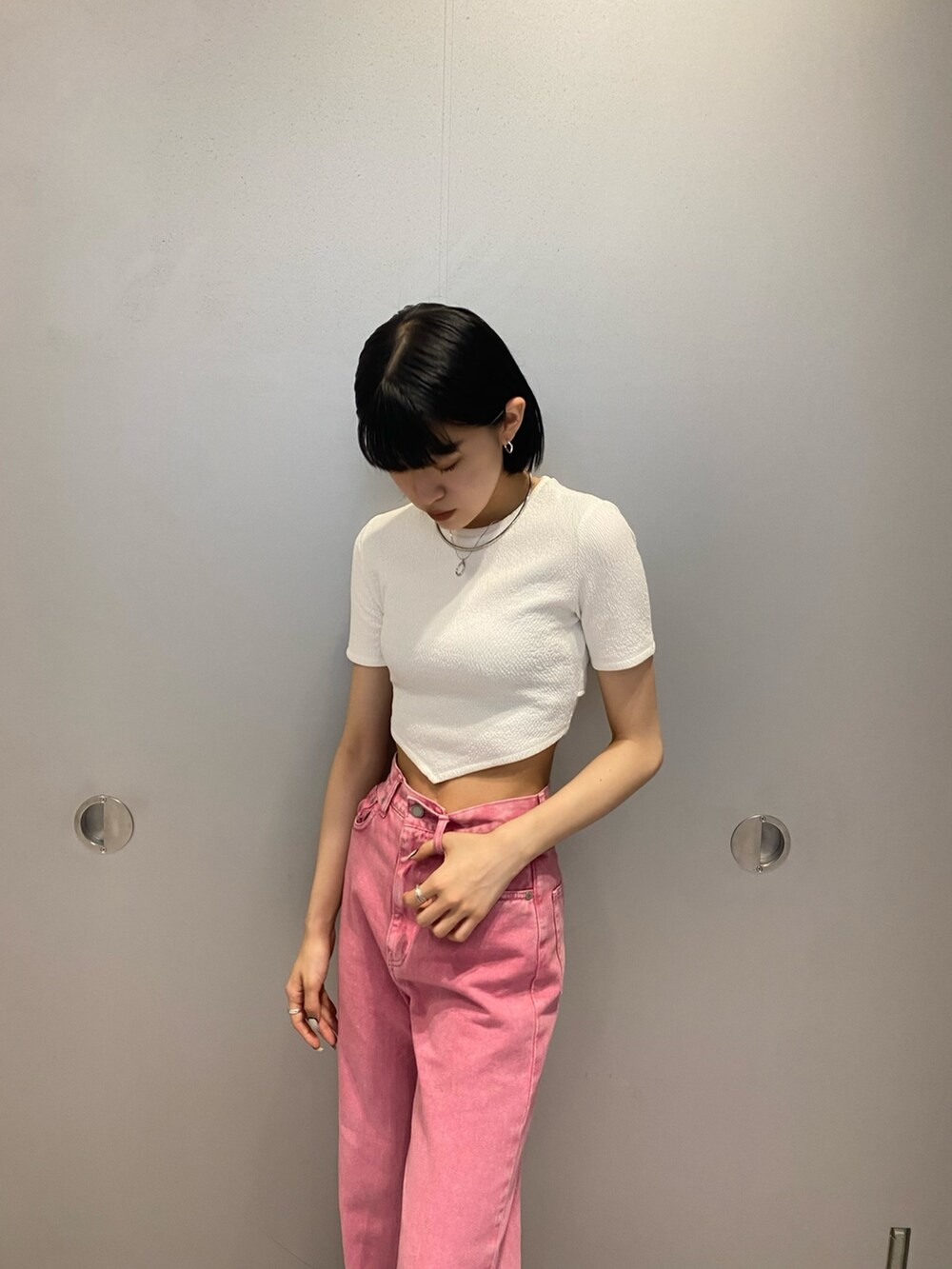 ホワイト系のサンダル、ピンク系のデニムパンツ、ホワイト系のTシャツ/カットソーを着用したレディースの春コーディネートの5枚目の写真