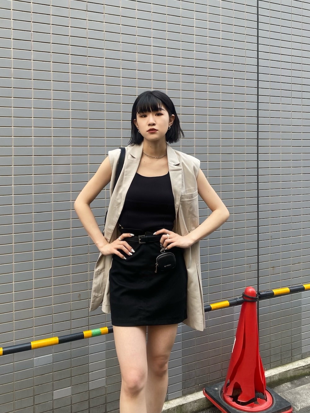 ブラック系のサンダル、ホワイト系のワンピース、ブラック系のニット/セーターを着用したレディースの春コーディネートの5枚目の写真