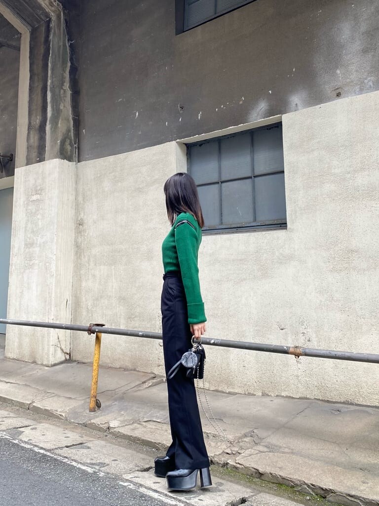 ブラック系のローファー、ブラック系のその他パンツ、グリーン系のニット/セーターを着用したレディースの冬コーディネートの3枚目の写真