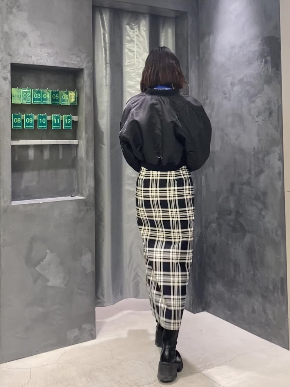 その他のスカート、ブラック系のブーツ、ブラック系のハンドバッグを着用したレディースの冬コーディネートの5枚目の写真