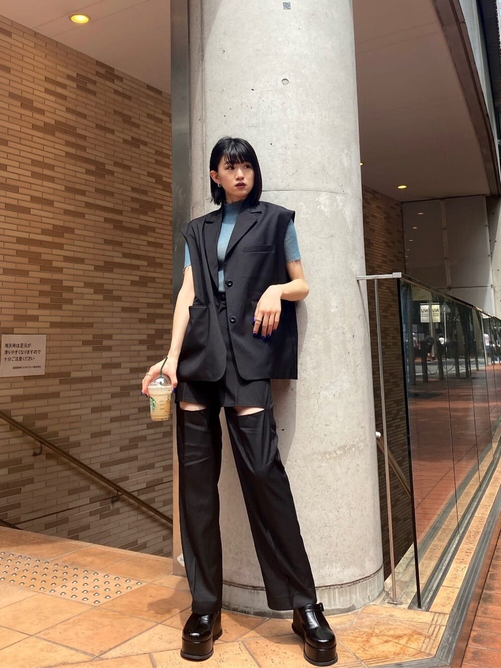 ブラック系のベスト、ブラック系のその他パンツ、ブラック系のスリッポンを着用したレディースの夏コーディネートの5枚目の写真