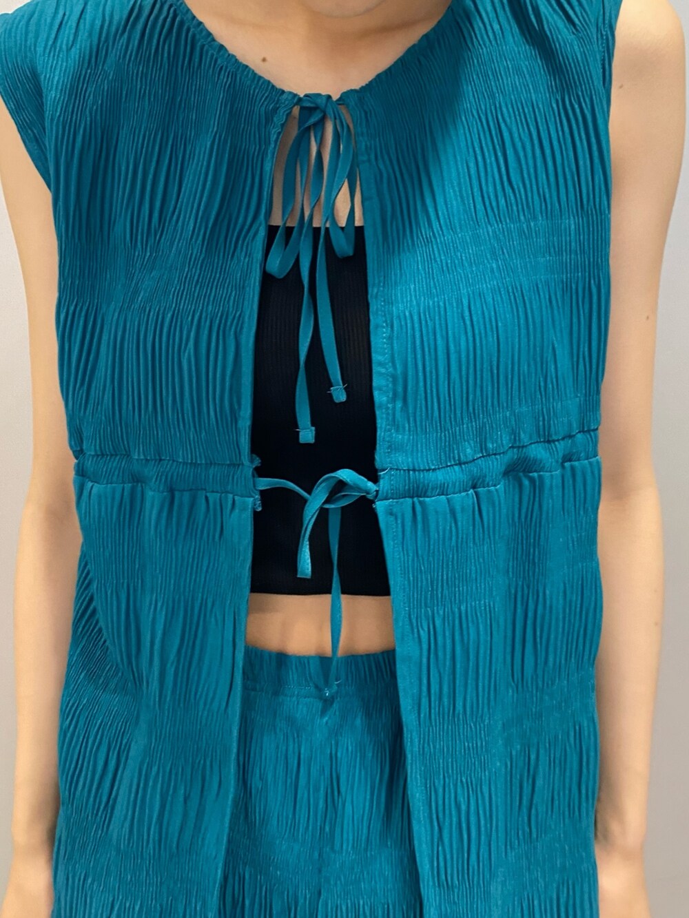 ブルー系のその他パンツ、ブラック系のキャミソール、ブルー系のTシャツ/カットソーを着用したレディースの夏コーディネートの9枚目の写真