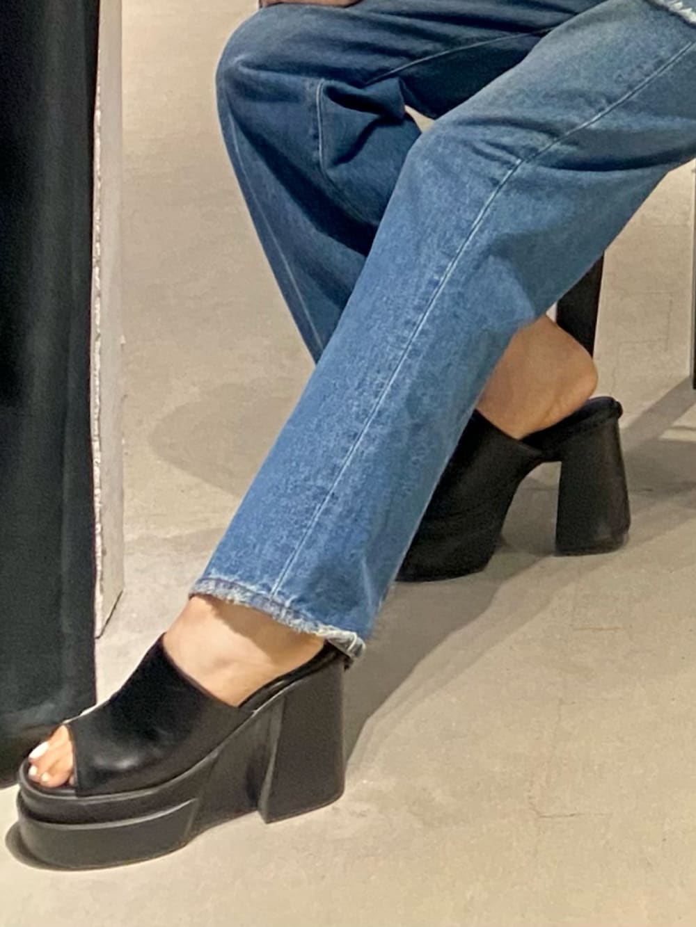 ブラック系のサンダル、ブルー系のデニムパンツ、ホワイト系のTシャツ/カットソーを着用したレディースの夏コーディネートの10枚目の写真