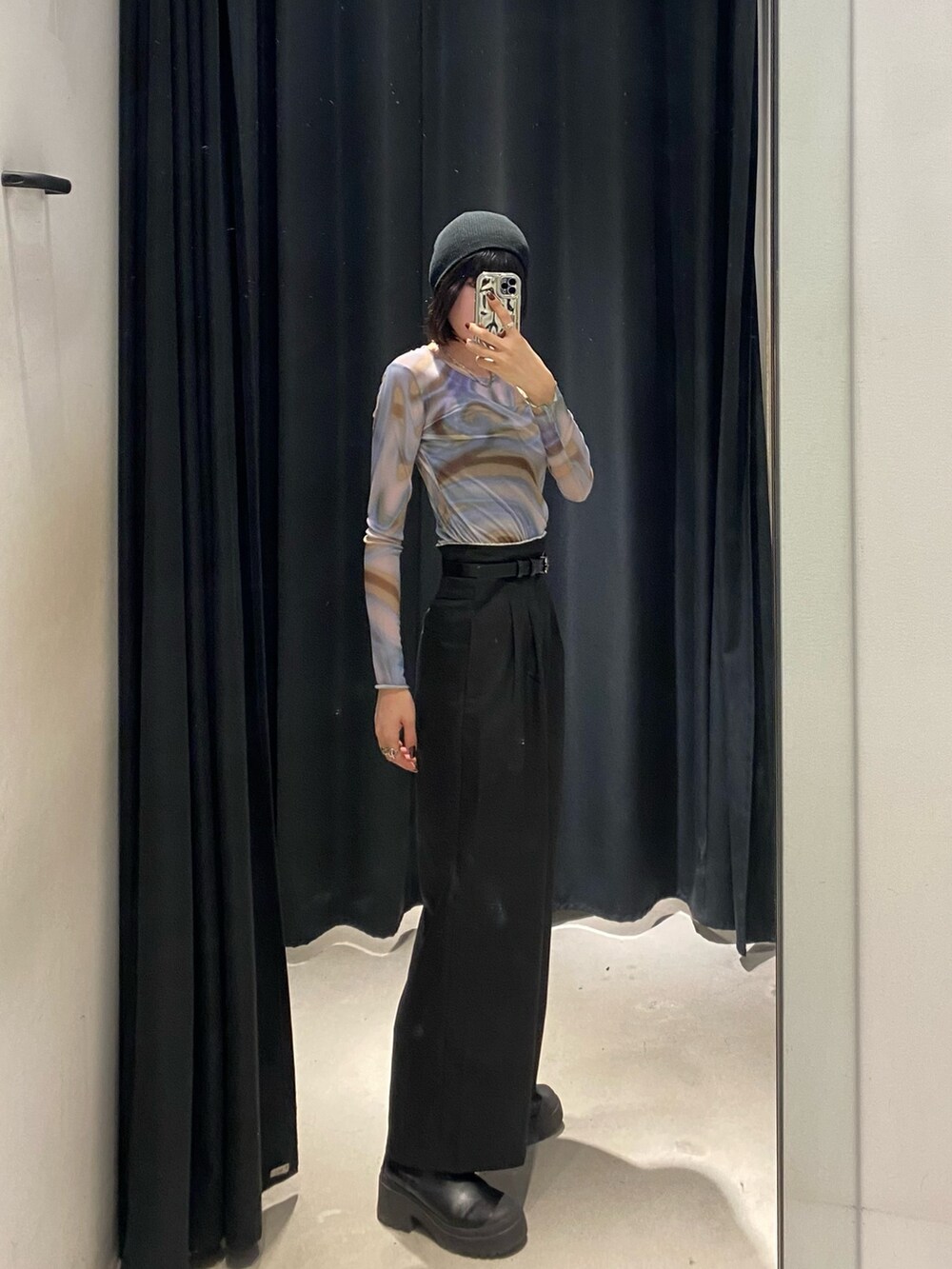 ブラック系のブーツ、ブラック系のその他パンツ、その他のTシャツ/カットソーを着用したレディースの秋コーディネートの2枚目の写真