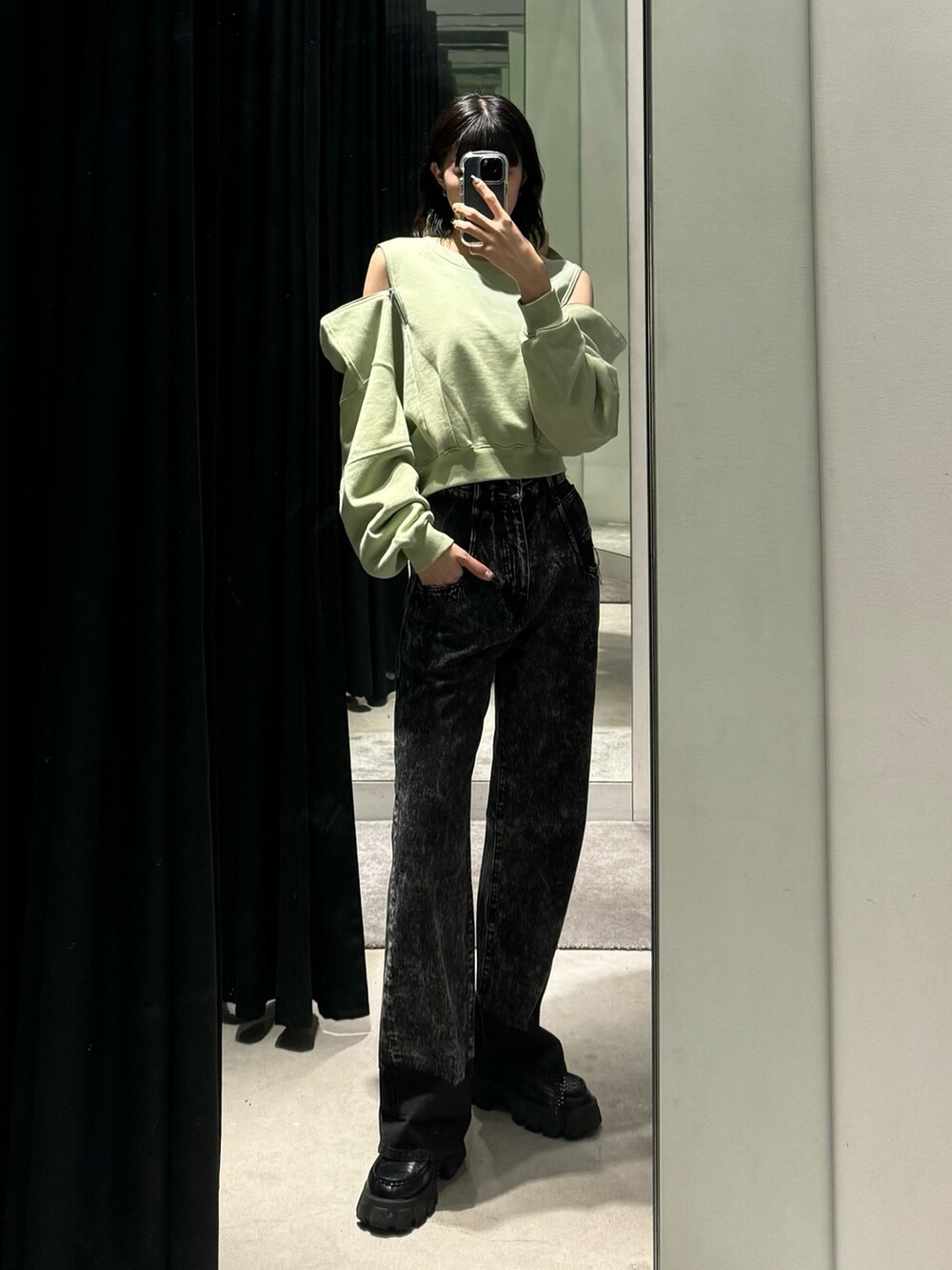 ブラック系のデニムパンツ、ブラック系のTシャツ/カットソーを着用したレディースの秋コーディネートの4枚目の写真