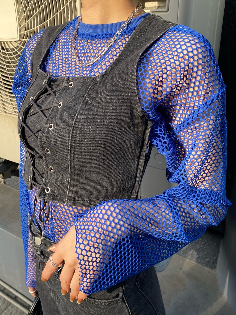 ブラック系のサンダル、ブラック系のデニムパンツ、ブラック系のその他トップスを着用したレディースの春コーディネートの9枚目の写真