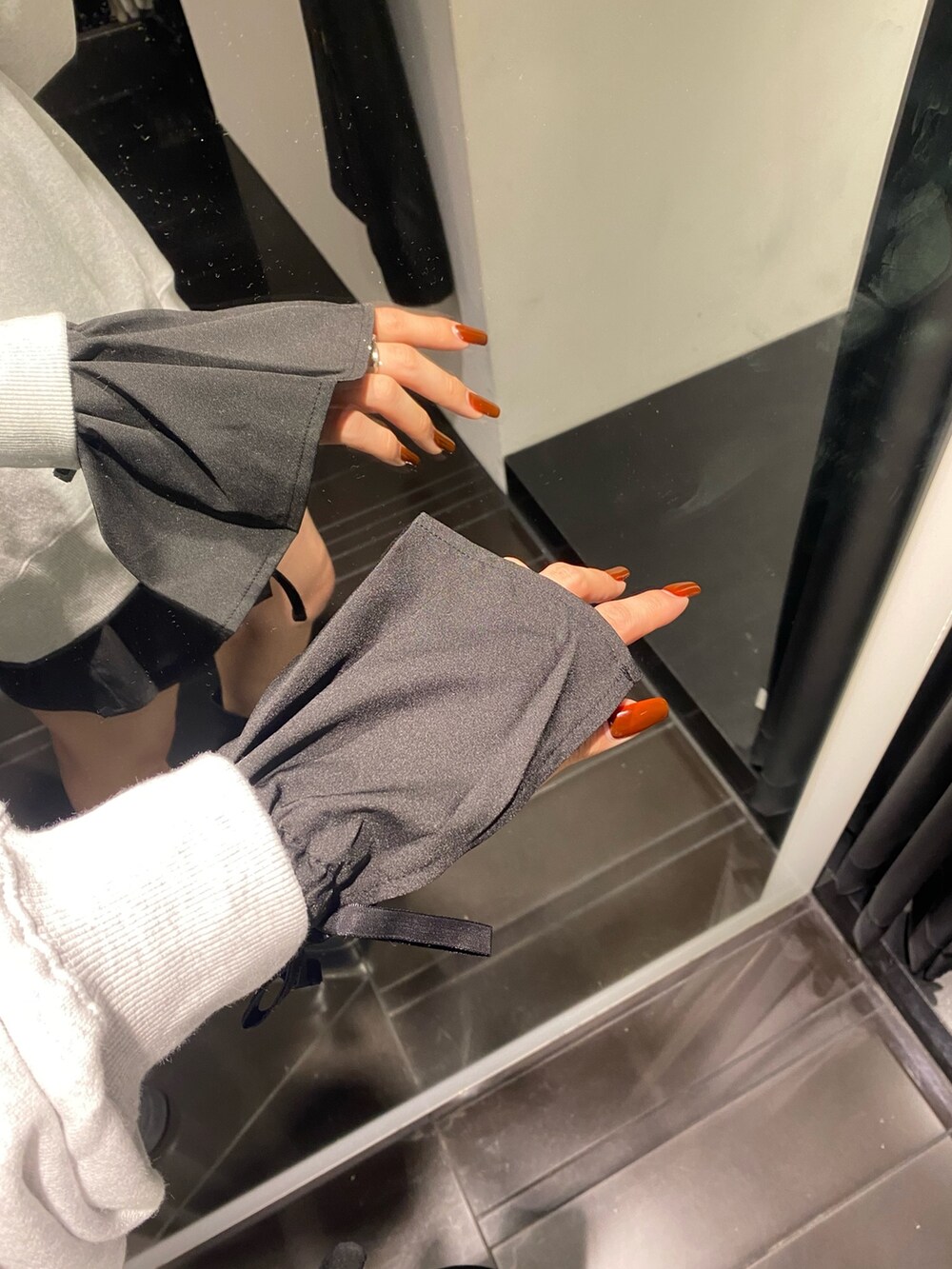 ブラック系のブーツ、ブラック系のシャツ/ブラウス、ブラック系のスカートを着用したレディースの秋コーディネートの9枚目の写真