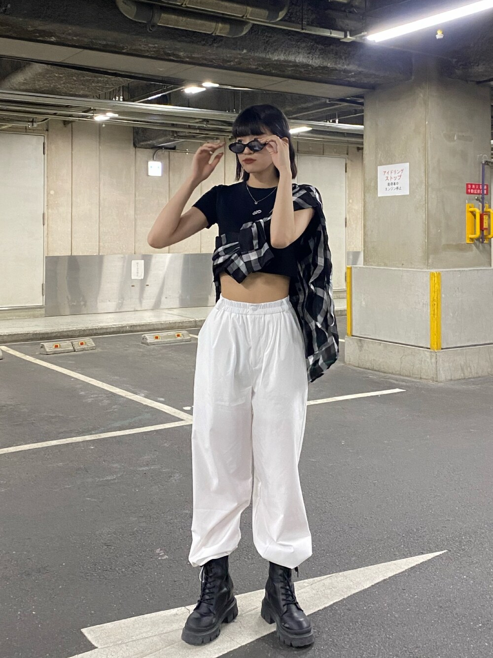 ホワイト系のその他パンツ、ブラック系のブーツ、ブラック系のTシャツ/カットソーを着用したレディースの春コーディネートの2枚目の写真