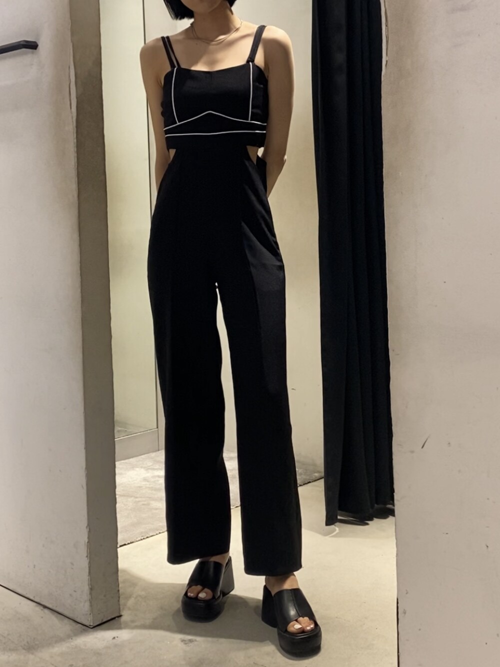 ブラック系のサンダル、ブラック系のサロペット/オーバーオールを着用したレディースの夏コーディネートの2枚目の写真