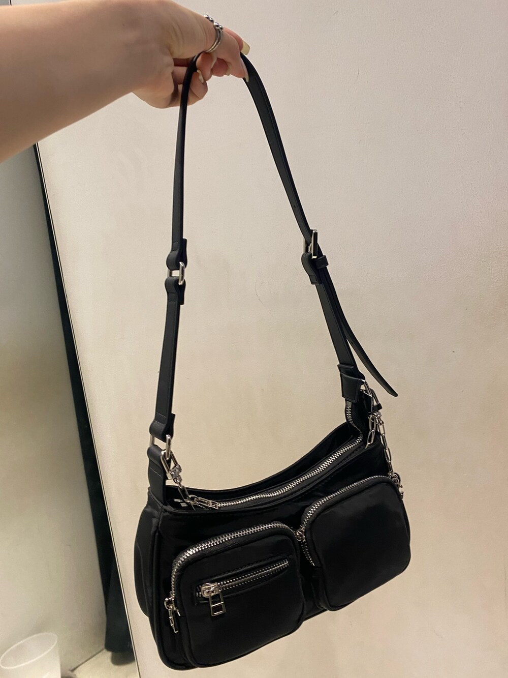 ブラック系のサンダル、ブルー系のデニムパンツ、ブラック系のシャツ/ブラウスを着用したレディースの夏コーディネートの9枚目の写真