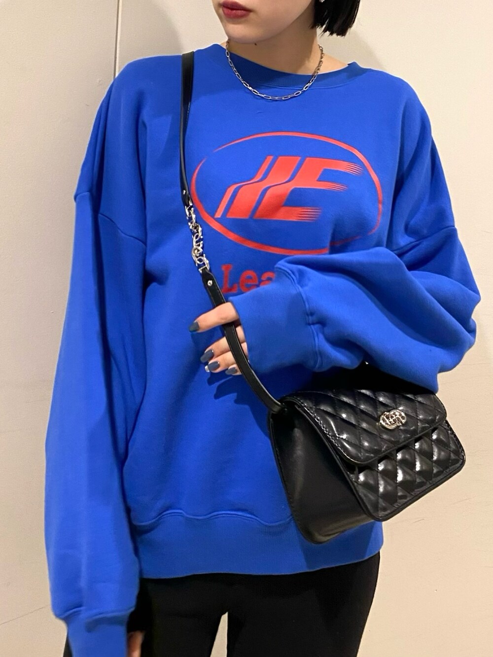ブラック系のブーツ、ブラック系のその他パンツ、ブルー系のスウェットを着用したレディースの冬コーディネートの4枚目の写真