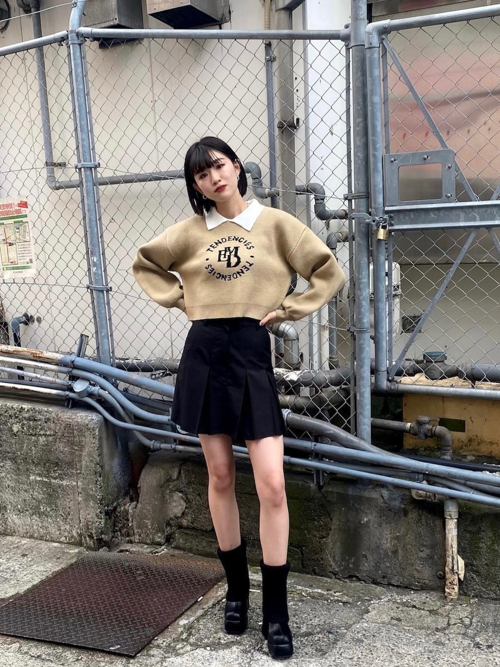 ブラック系のスカート、ブラック系のMA-1、ブラック系のブーツを着用したレディースの秋コーディネートの3枚目の写真