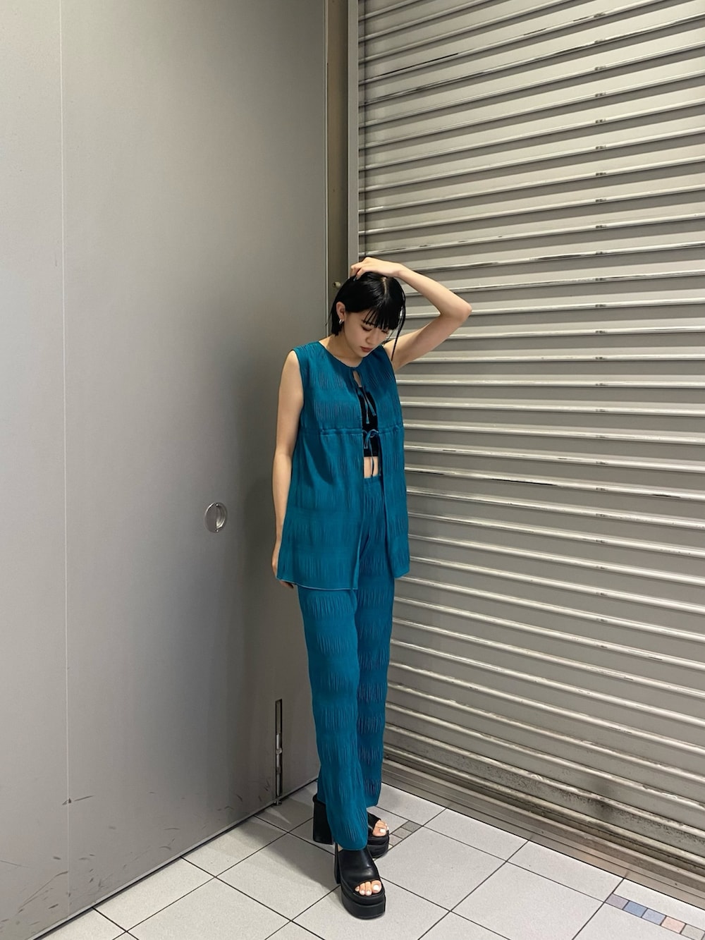 ブルー系のその他パンツ、ブラック系のキャミソール、ブルー系のTシャツ/カットソーを着用したレディースの夏コーディネートの2枚目の写真