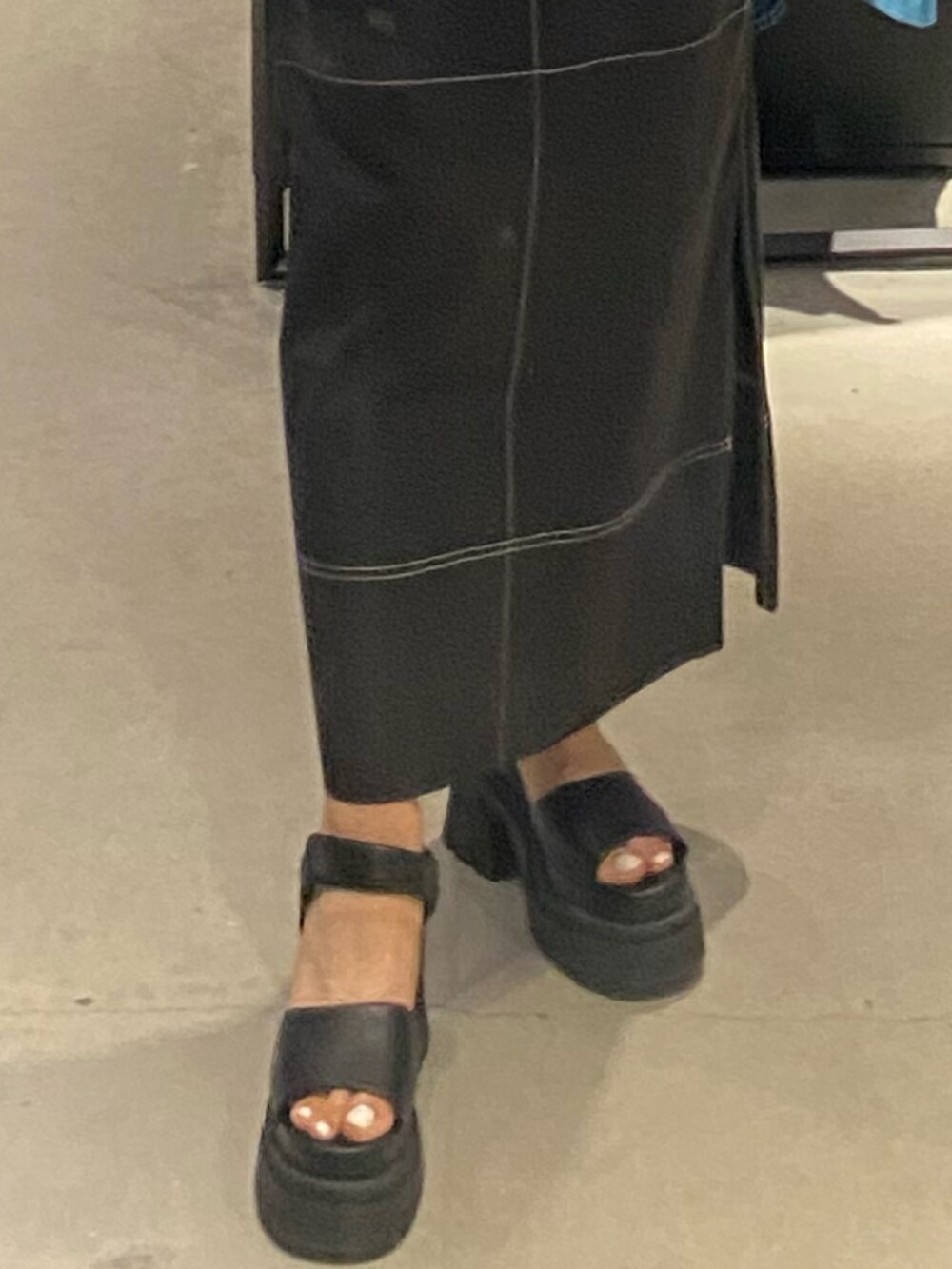 ブラック系のサンダル、ブラック系のスカート、ブルー系のベストを着用したレディースの夏コーディネートの9枚目の写真