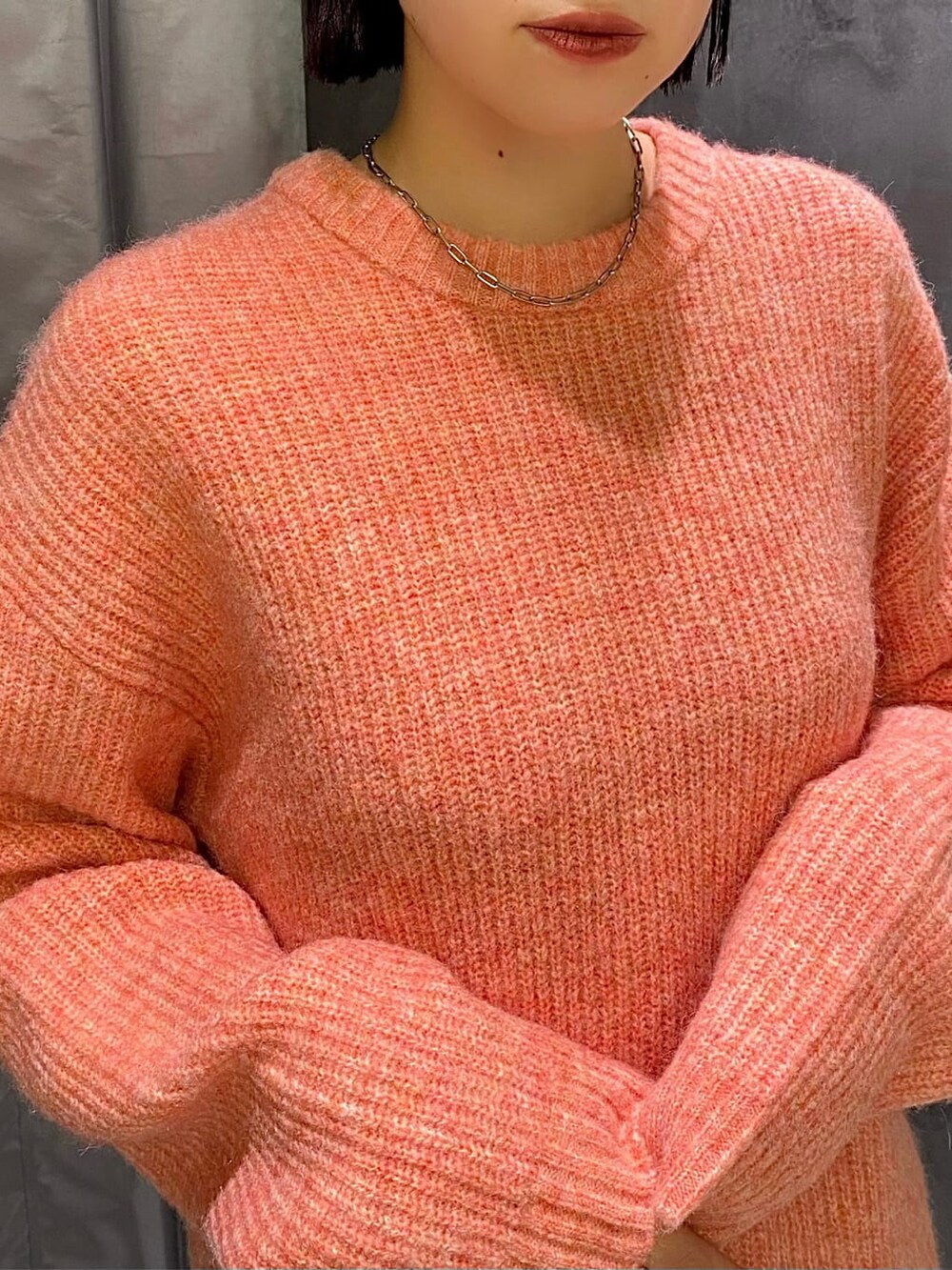 ブルー系のデニムパンツ、ピンク系のニット/セーターを着用したレディースの秋コーディネートの7枚目の写真