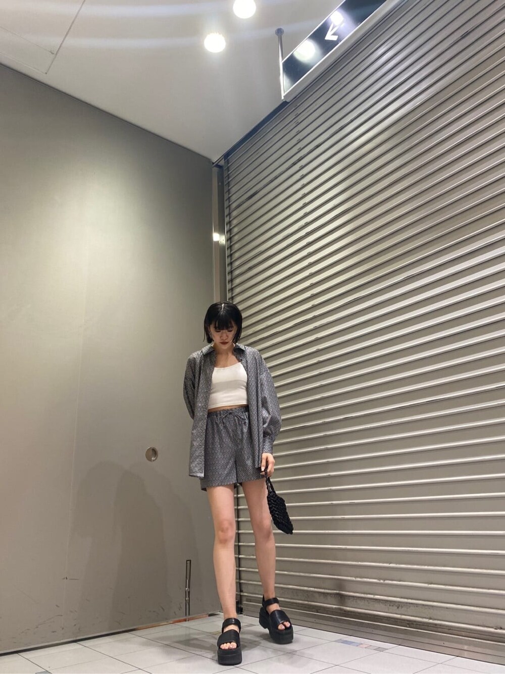 ブラック系のハンドバッグ、その他のシャツ/ブラウス、その他のその他パンツを着用したレディースの夏コーディネートの3枚目の写真