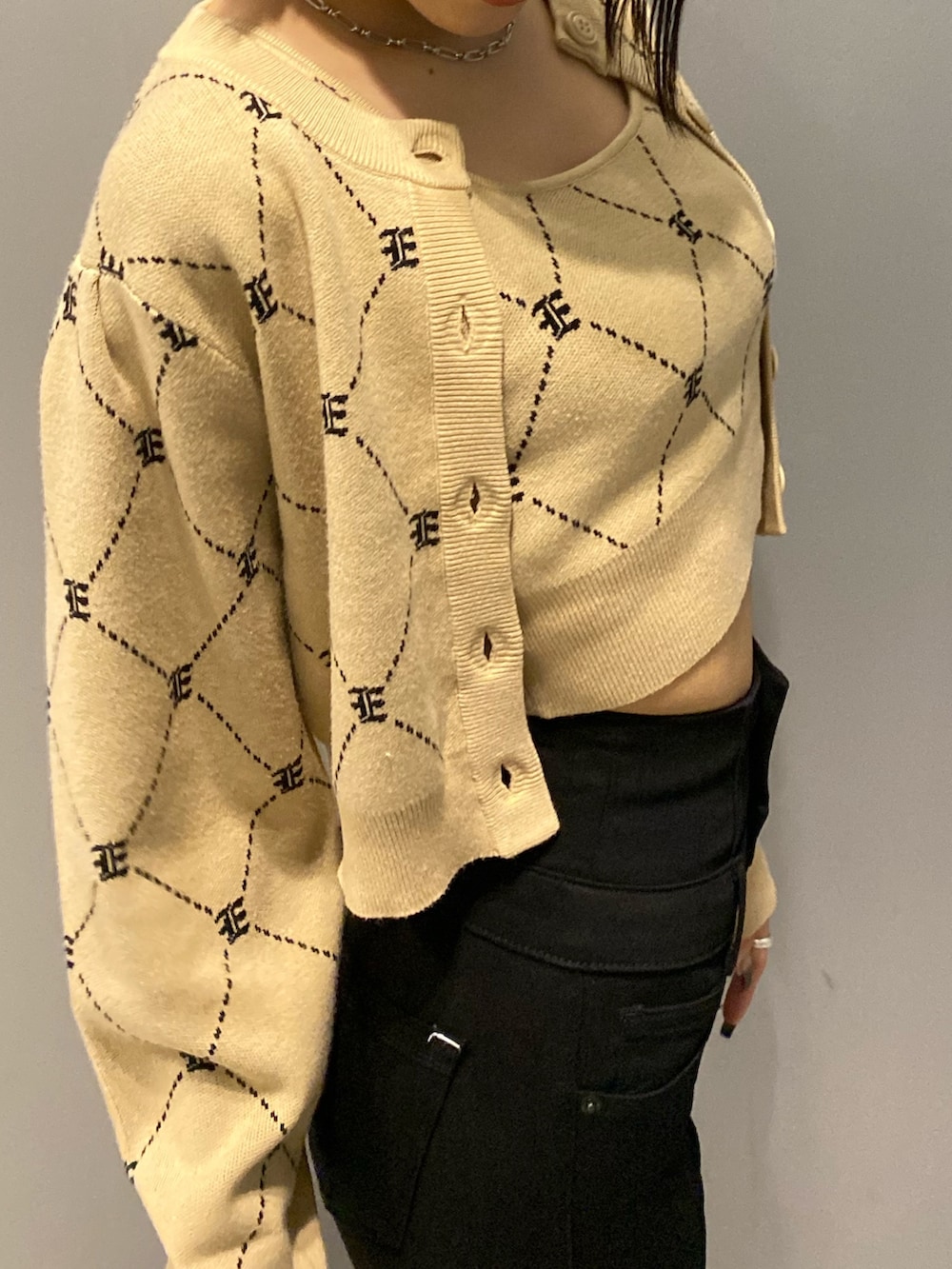 ブラック系のブーツ、ブラック系のデニムパンツ、ベージュ系のニット/セーターを着用したレディースの秋コーディネートの8枚目の写真