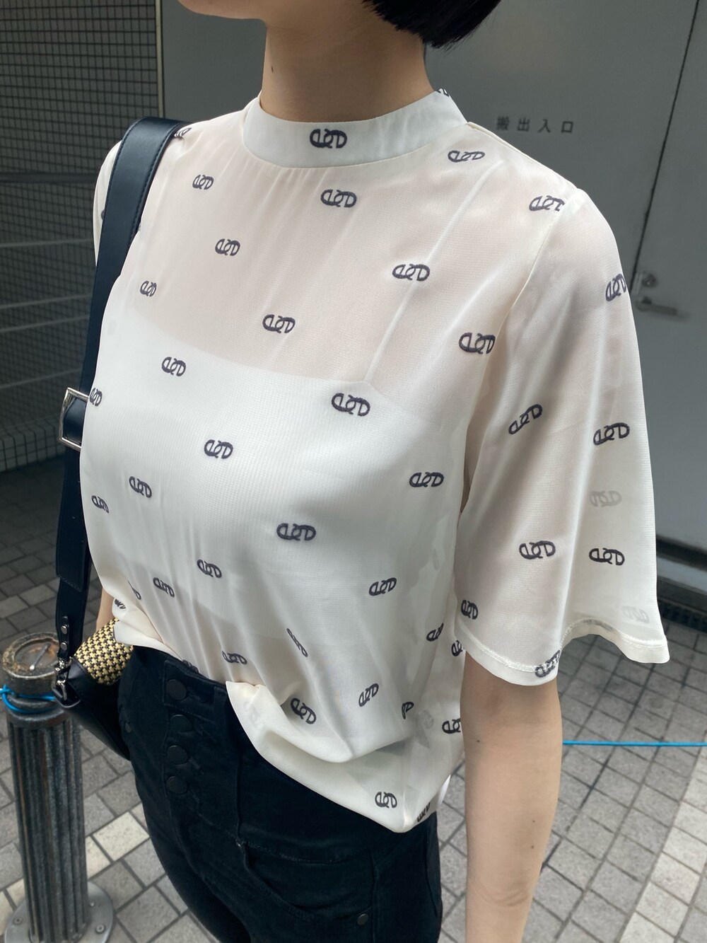 ブラック系のサンダル、ブラック系のデニムパンツ、ホワイト系のTシャツ/カットソーを着用したレディースの夏コーディネートの8枚目の写真