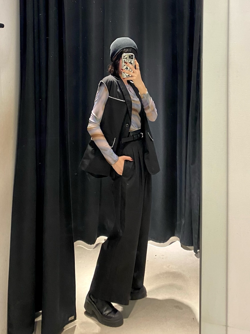 ブラック系のブーツ、ブラック系のその他パンツ、その他のTシャツ/カットソーを着用したレディースの秋コーディネートの2枚目の写真