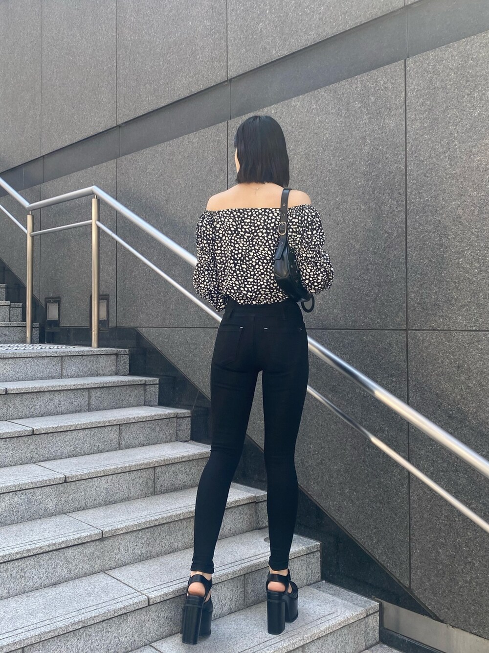 その他のシャツ/ブラウス、ブラック系のデニムパンツ、ブラック系のサンダルを着用したレディースの春コーディネートの4枚目の写真