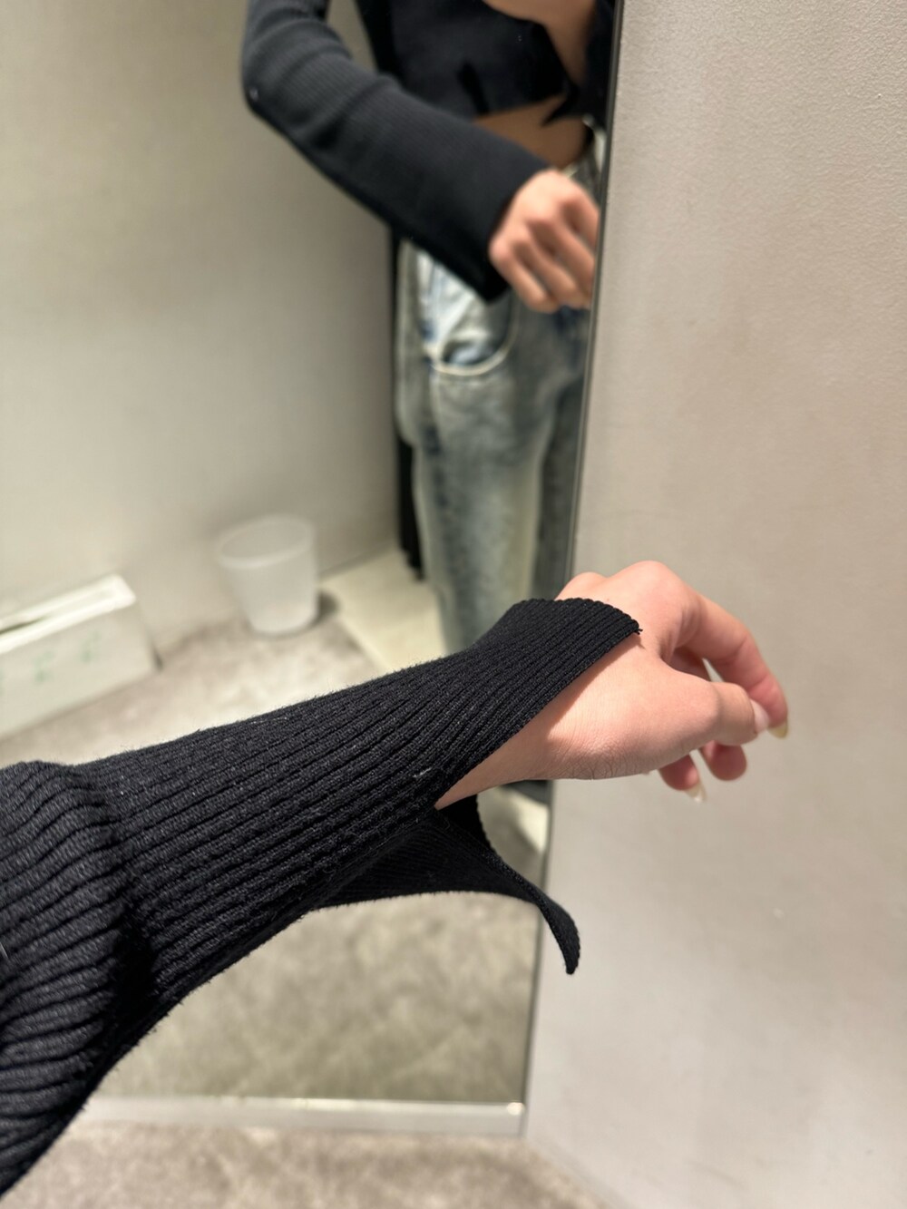 ブラック系のブーツ、ブルー系のデニムパンツ、ブラック系のニット/セーターを着用したレディースの冬コーディネートの7枚目の写真