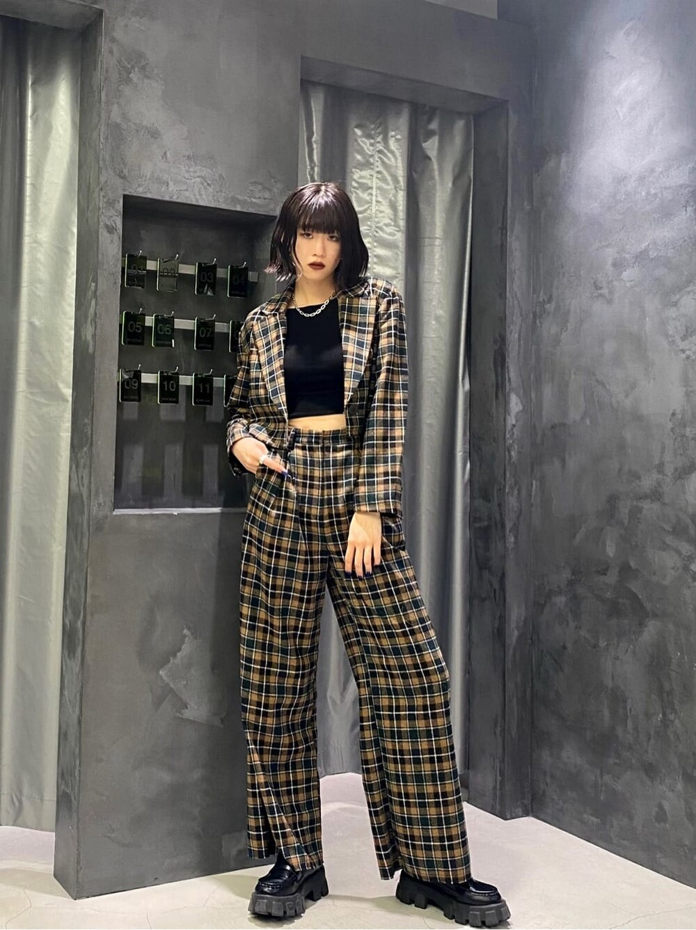 その他のテーラードジャケット、ブラック系のローファー、その他のその他パンツを着用したレディースの秋コーディネートの3枚目の写真