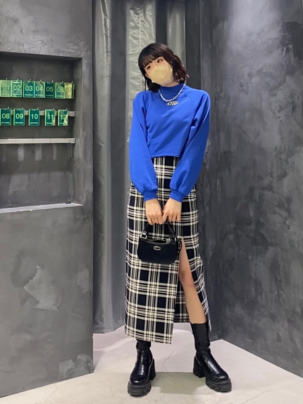 その他のスカート、ブラック系のブーツ、ブラック系のハンドバッグを着用したレディースの冬コーディネートの6枚目の写真