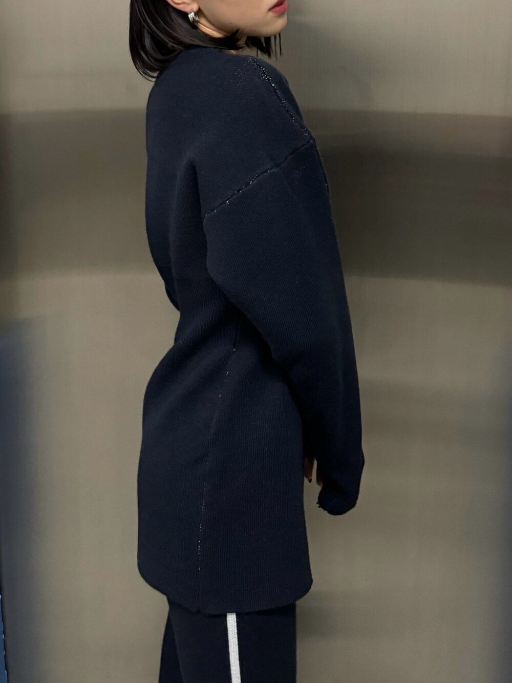 ブラック系のブーツ、ブルー系のその他パンツ、ブルー系のカーディガン/ボレロを着用したレディースの秋コーディネートの5枚目の写真