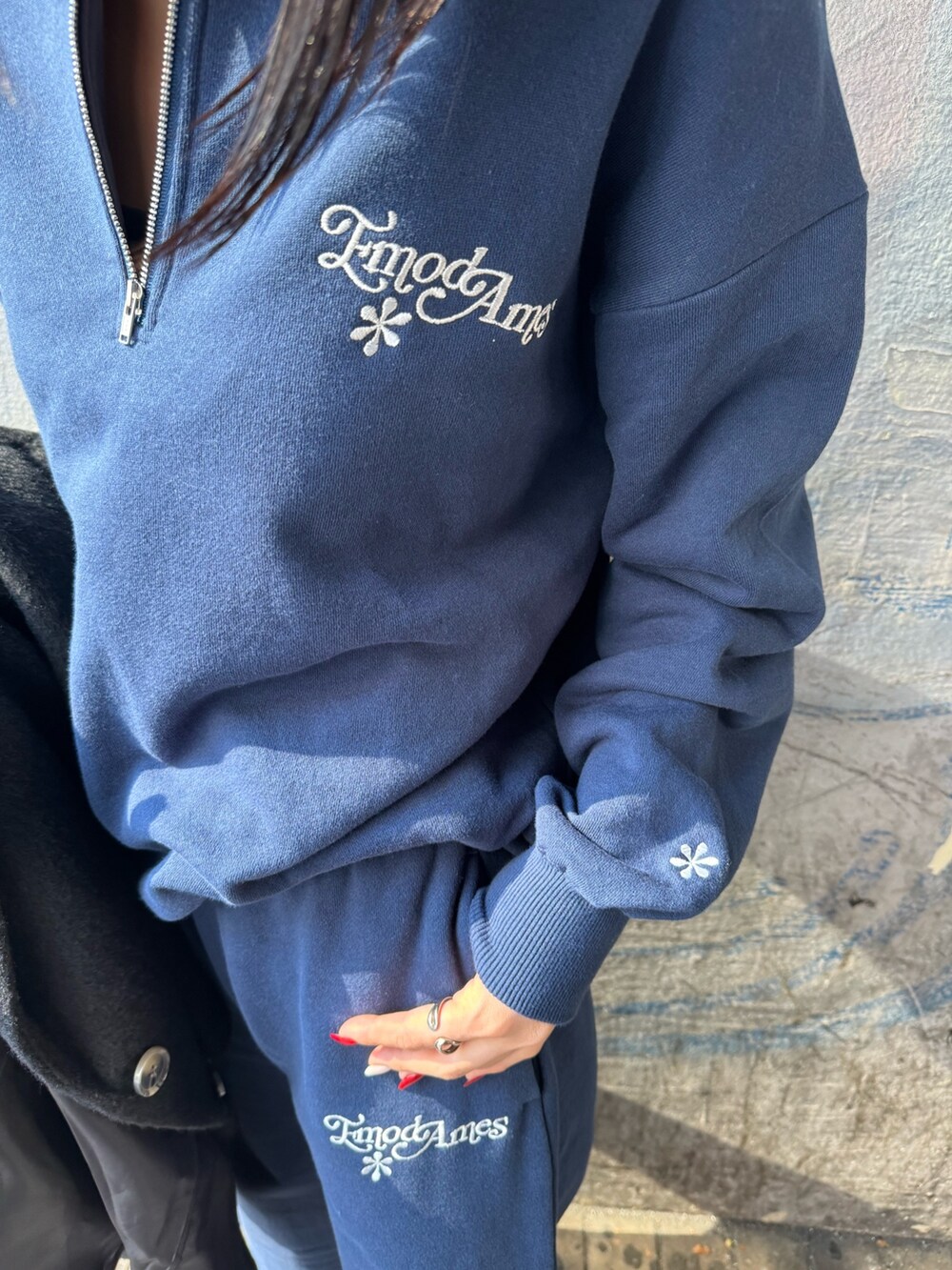 ブルー系のTシャツ/カットソー、ブルー系のTシャツ/カットソー、ブラック系のチェスターコートを着用したレディースの秋コーディネートの9枚目の写真