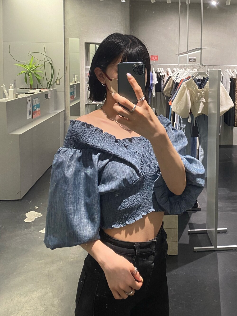 ブラック系のデニムパンツ、ブラック系のサンダル、ブルー系のTシャツ/カットソーを着用したレディースの夏コーディネートの3枚目の写真