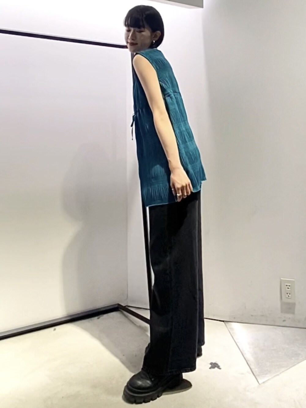 ブラック系のブーツ、ホワイト系のハンドバッグ、ブルー系のTシャツ/カットソーを着用したレディースの夏コーディネートの4枚目の写真