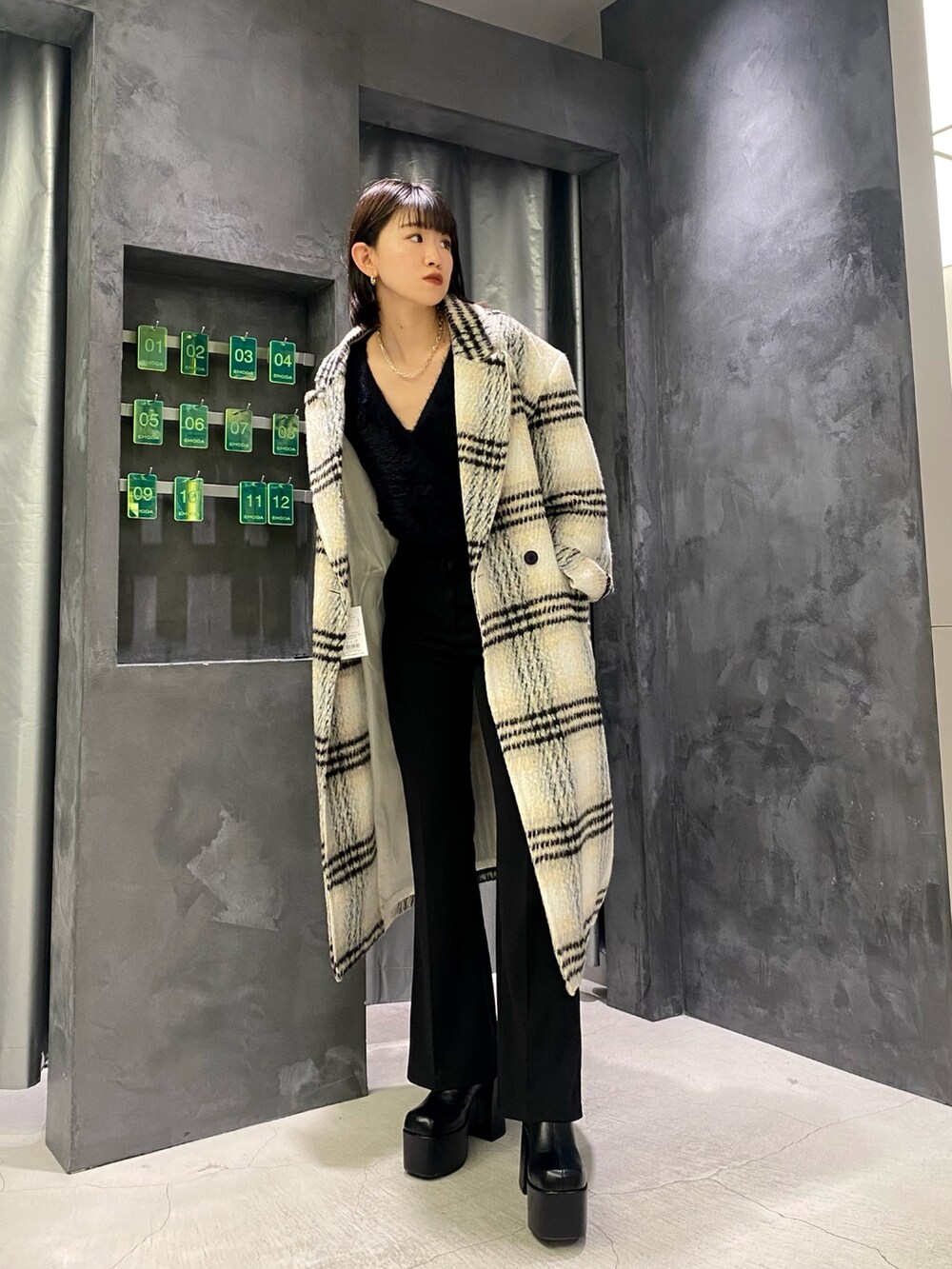 ブラック系のブーツ、ブラック系のその他パンツ、ブラック系のニット/セーターを着用したレディースの冬コーディネートの3枚目の写真