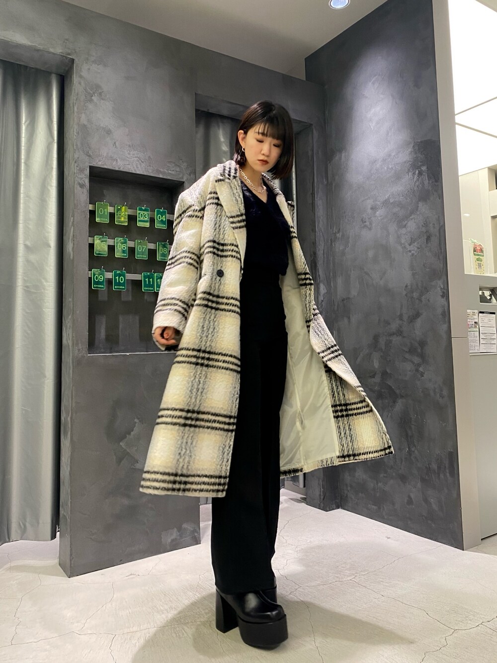 ブラック系のブーツ、ブラック系のその他パンツ、ブラック系のニット/セーターを着用したレディースの冬コーディネートの2枚目の写真