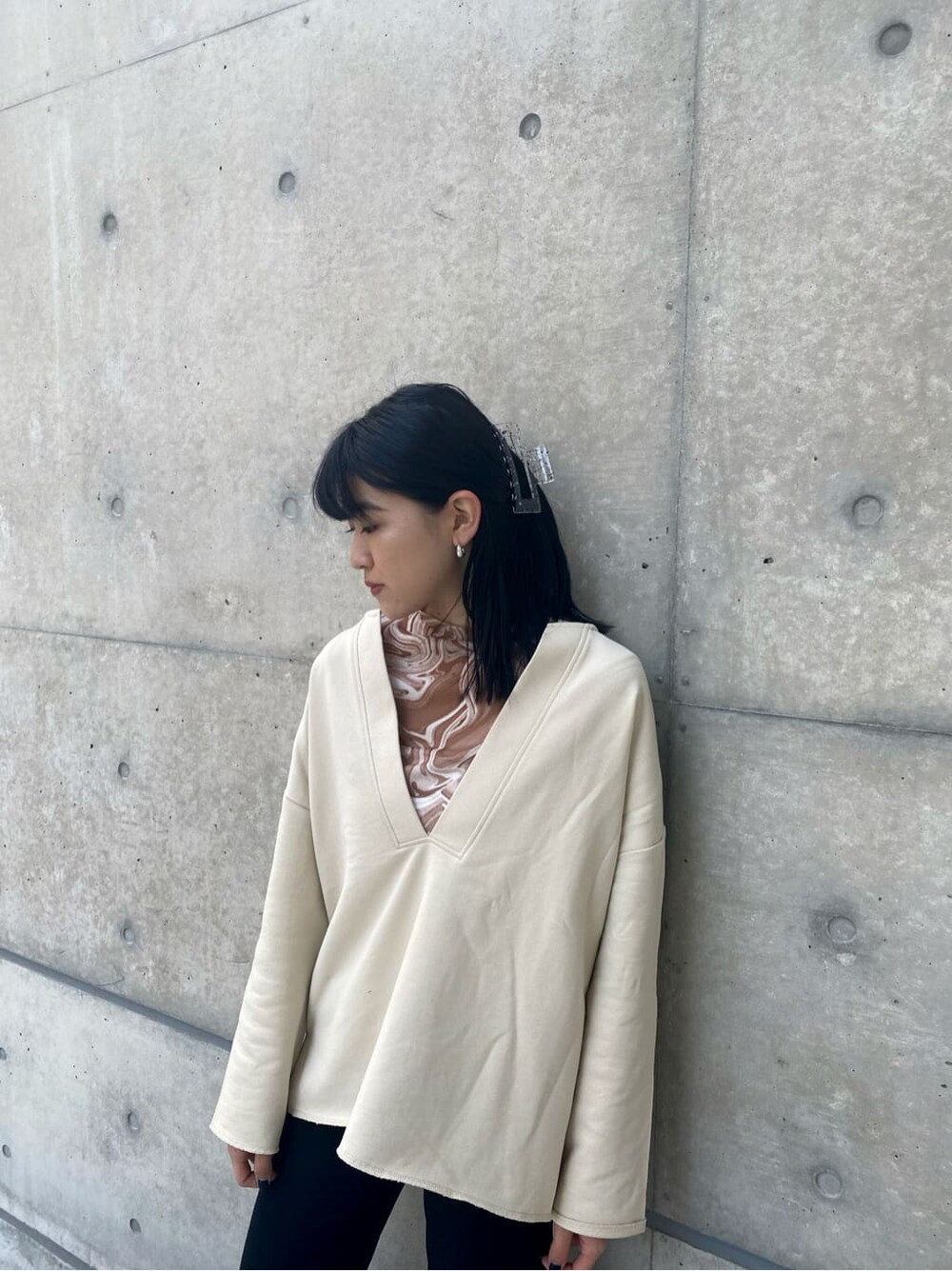 その他のTシャツ/カットソー、ブラック系のその他パンツ、ホワイト系のTシャツ/カットソーを着用したレディースの冬コーディネートの4枚目の写真