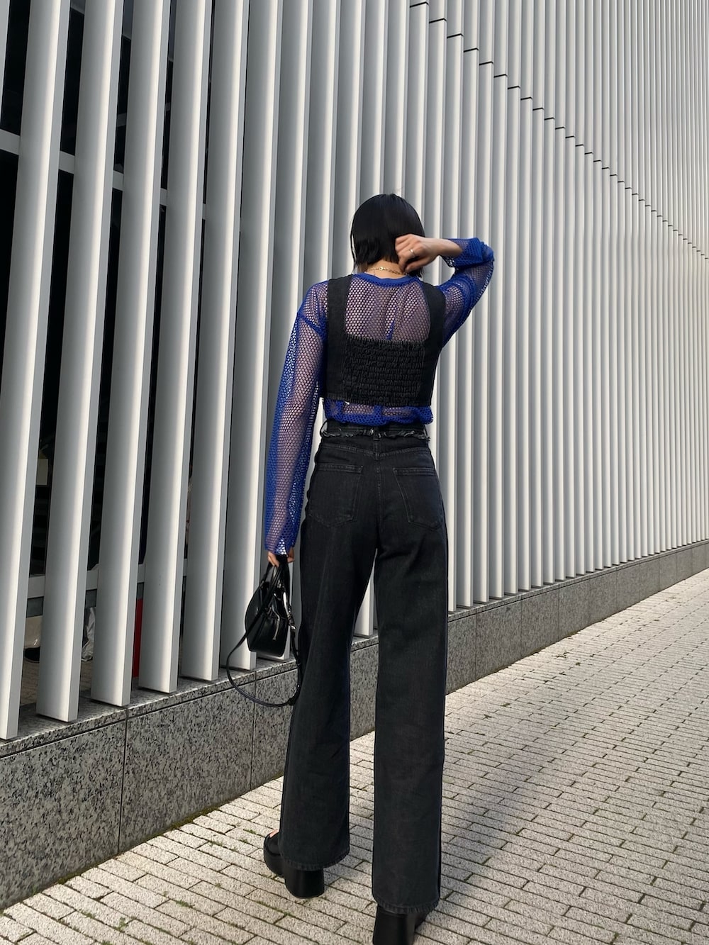 ブラック系のサンダル、ブラック系のデニムパンツ、ブラック系のその他トップスを着用したレディースの春コーディネートの4枚目の写真