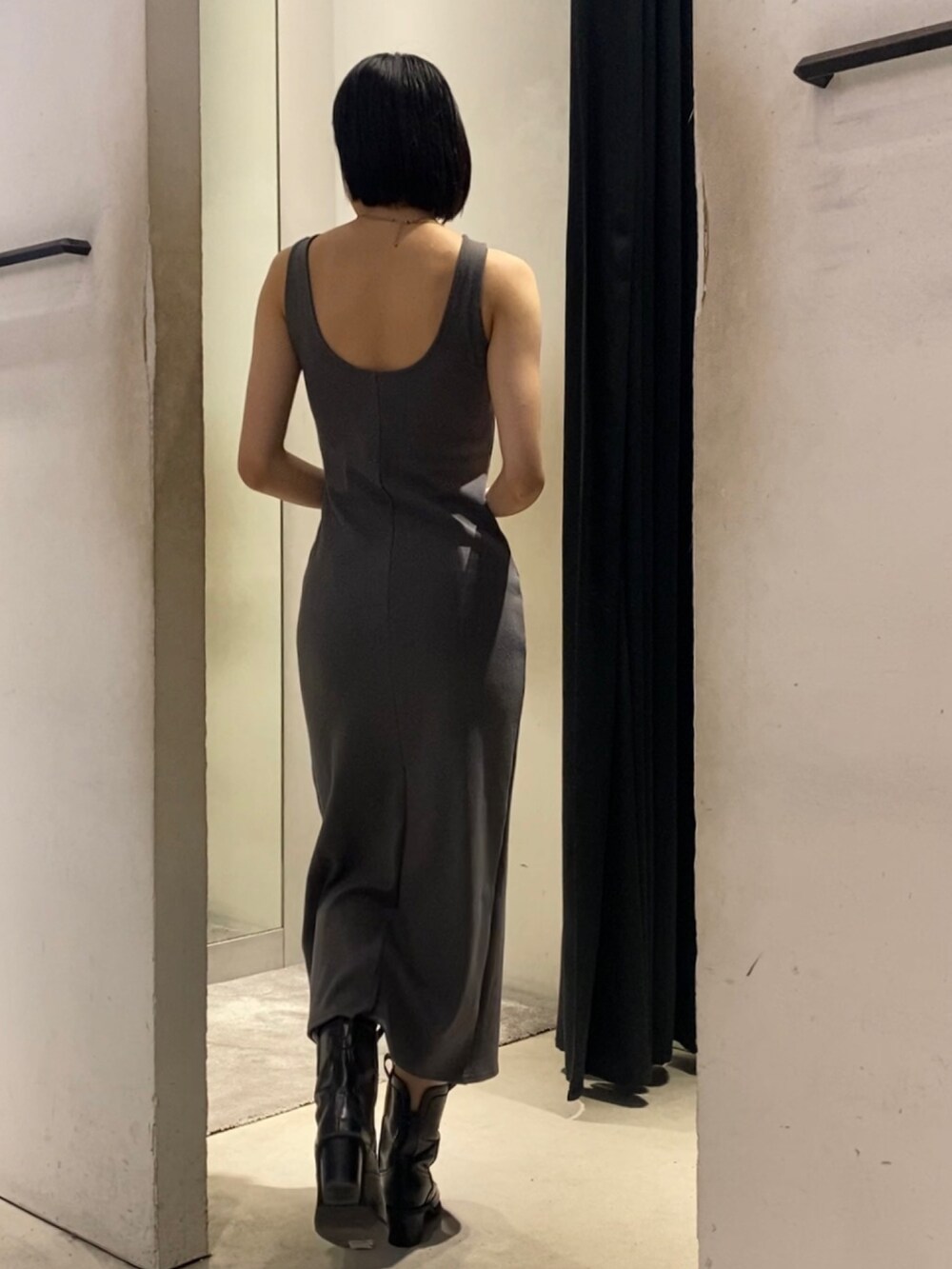 グレー系のワンピース、ブラック系のブーツを着用したレディースの夏コーディネートの4枚目の写真