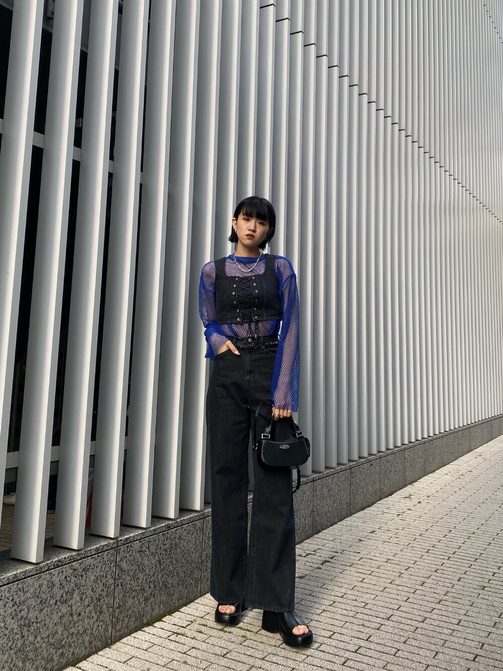 ブラック系のサンダル、ブラック系のデニムパンツ、ブラック系のその他トップスを着用したレディースの春コーディネートの2枚目の写真