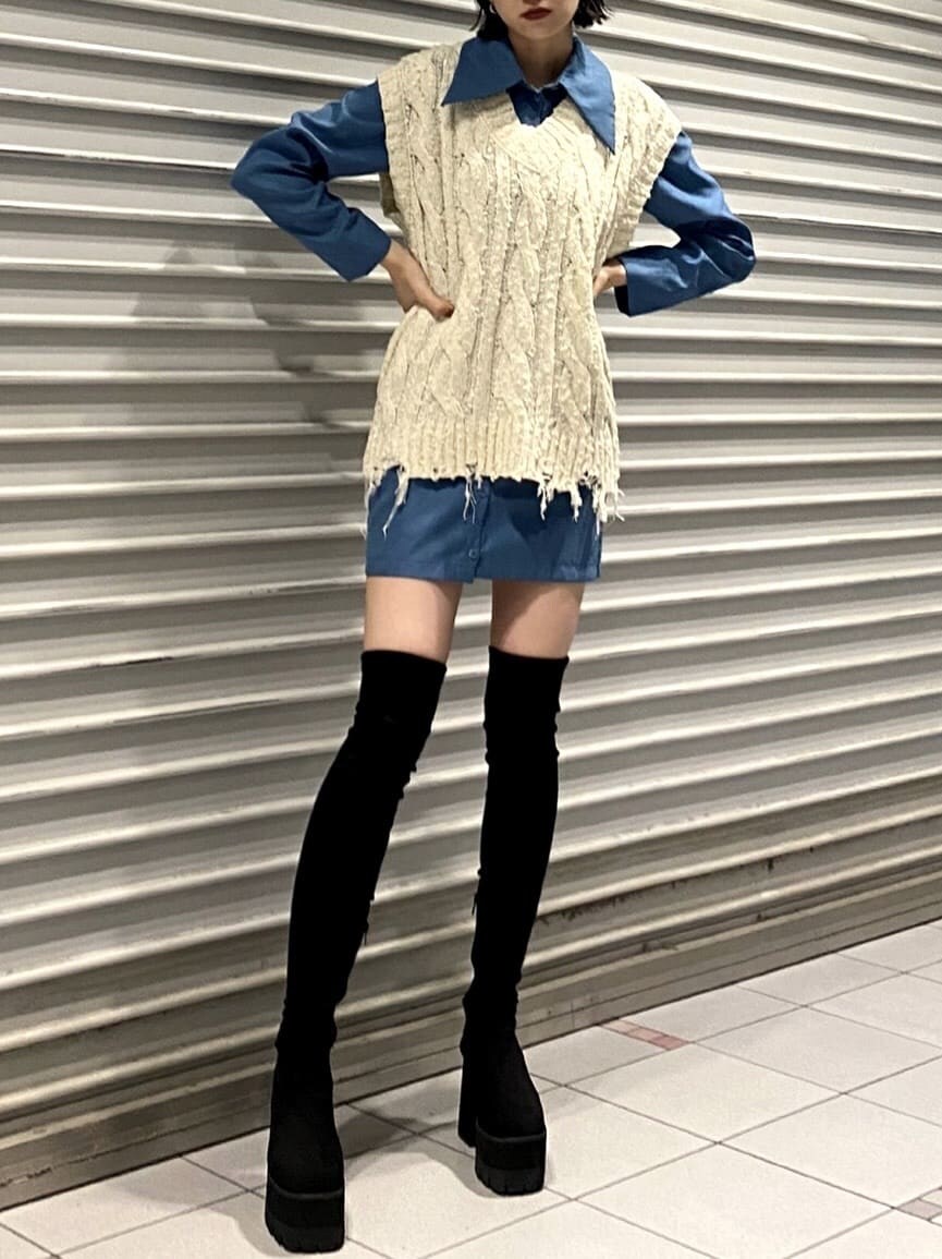 ホワイト系のベスト、ブルー系のワンピース、ブラック系のブーツを着用したレディースの夏コーディネートの2枚目の写真