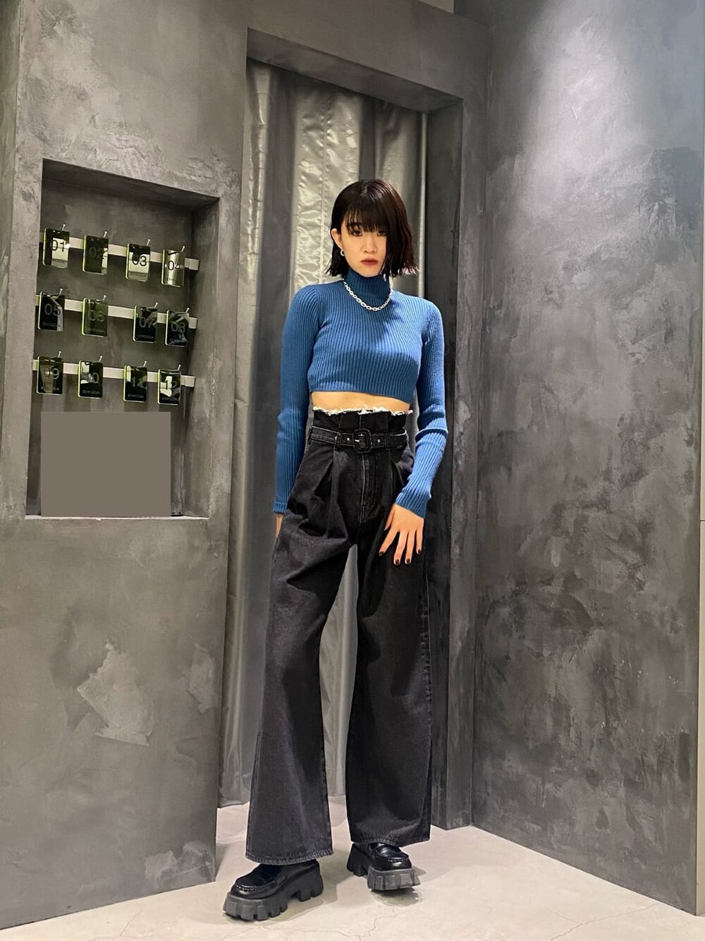 ブラック系のローファー、ブラック系のローファー、ブラック系のデニムパンツを着用したレディースの秋コーディネートの3枚目の写真