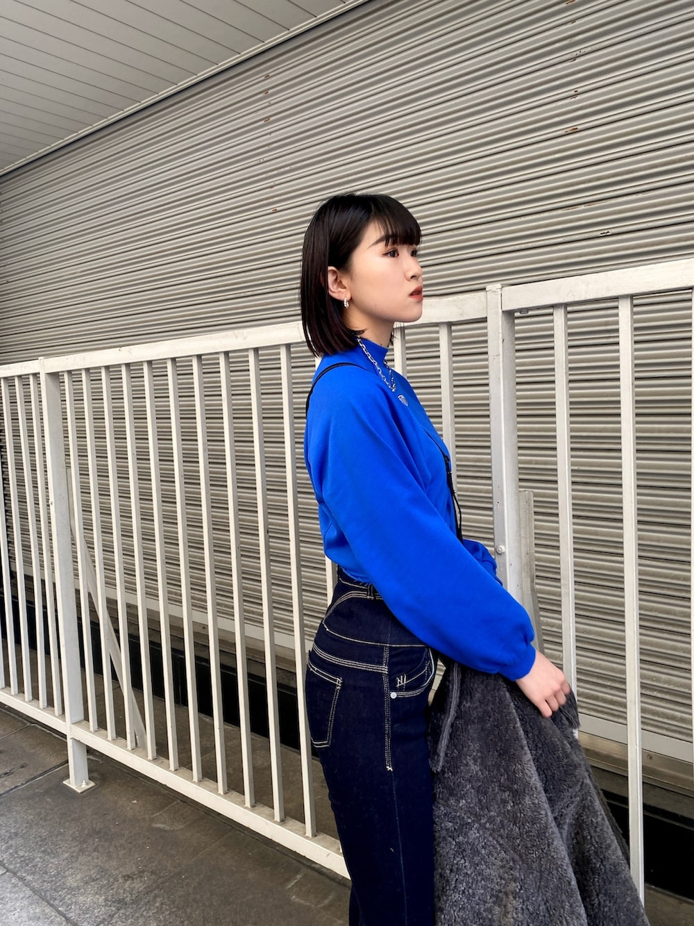 ブルー系のデニムパンツ、ブラック系のブーツ、ブルー系のスウェットを着用したレディースの冬コーディネートの8枚目の写真