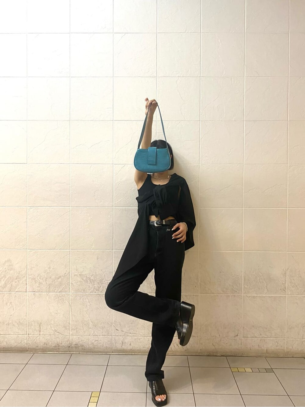 ブラック系のシャツ/ブラウス、ブラウン系のハンドバッグ、ブラック系のタンクトップを着用したレディースの夏コーディネートの2枚目の写真