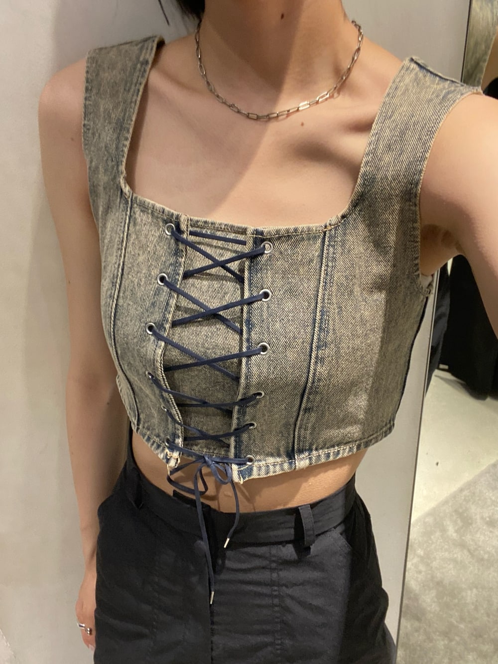 ブラック系のサンダル、ブラック系のカーゴパンツ、ベージュ系のその他トップスを着用したレディースの夏コーディネートの7枚目の写真