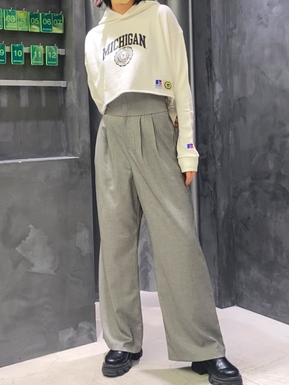 ブラック系のブーツ、グレー系のその他パンツ、ホワイト系のパーカーを着用したレディースの冬コーディネートの4枚目の写真