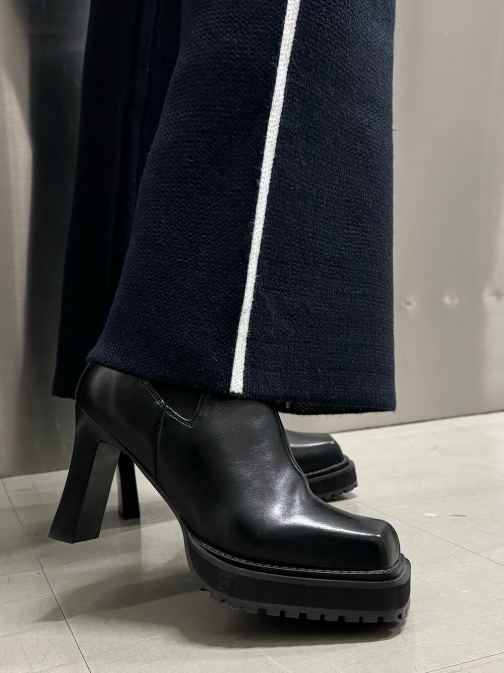 ブラック系のブーツ、ブルー系のその他パンツ、ブルー系のカーディガン/ボレロを着用したレディースの秋コーディネートの8枚目の写真