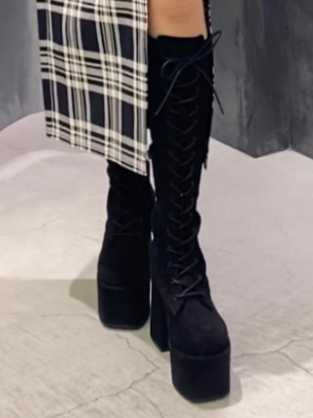 ブラック系のブーツ、その他のスカート、ブラック系のニット/セーターを着用したレディースの冬コーディネートの10枚目の写真