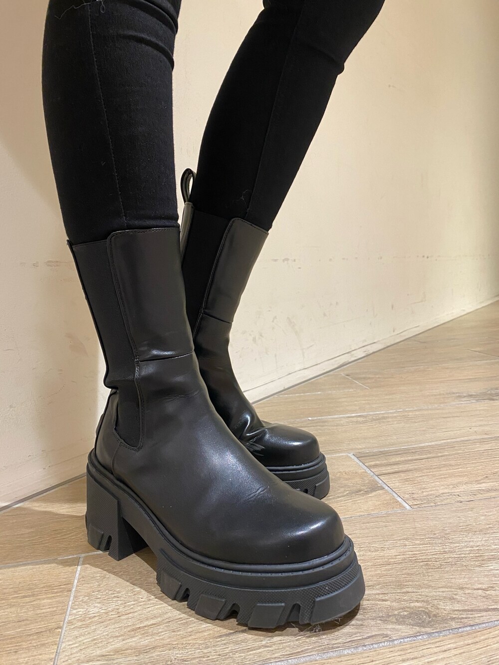 ブルー系のデニムパンツ、ブラック系のブーツ、ブラウン系のその他アウターを着用したレディースの冬コーディネートの10枚目の写真