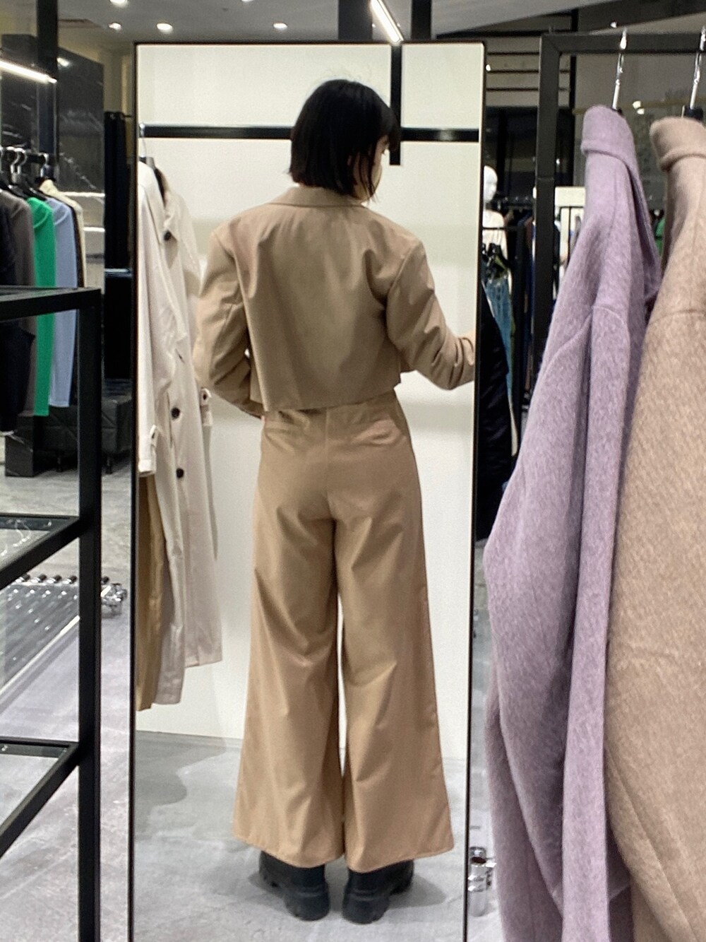 ブラック系のブーツ、ベージュ系のその他パンツ、ベージュ系のテーラードジャケットを着用したレディースの冬コーディネートの4枚目の写真