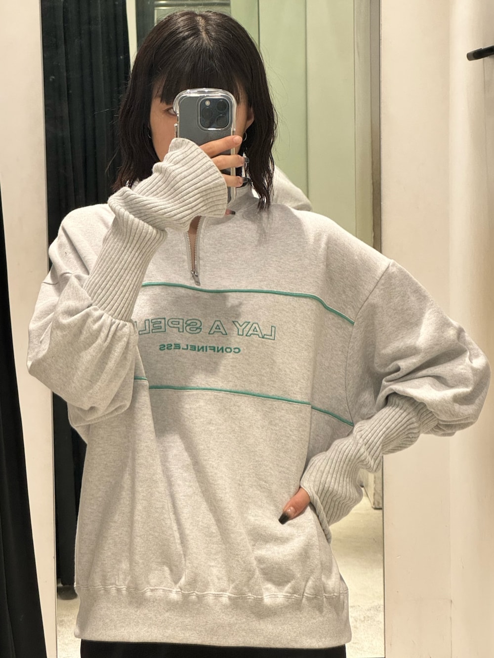 その他のブーツ、ブラック系のスカート、グレー系のスウェットを着用したレディースの秋コーディネートの5枚目の写真